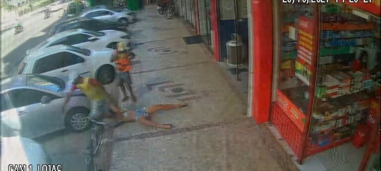 Assaltante arrasta mulher pela calçada após levar dinheiro da vítima em casa lotérica