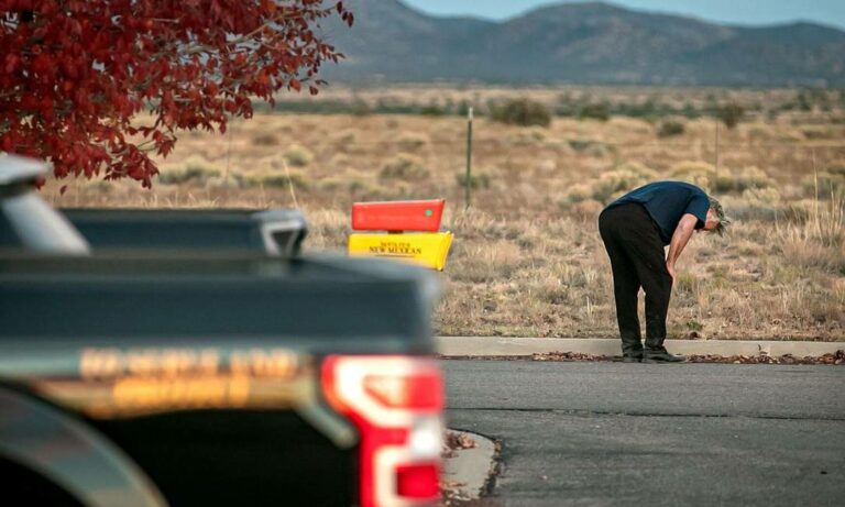 Alec Baldwin foi visto chorando ao sair da delegacia onde depôs sobre incidente que matou diretora de fotografia
