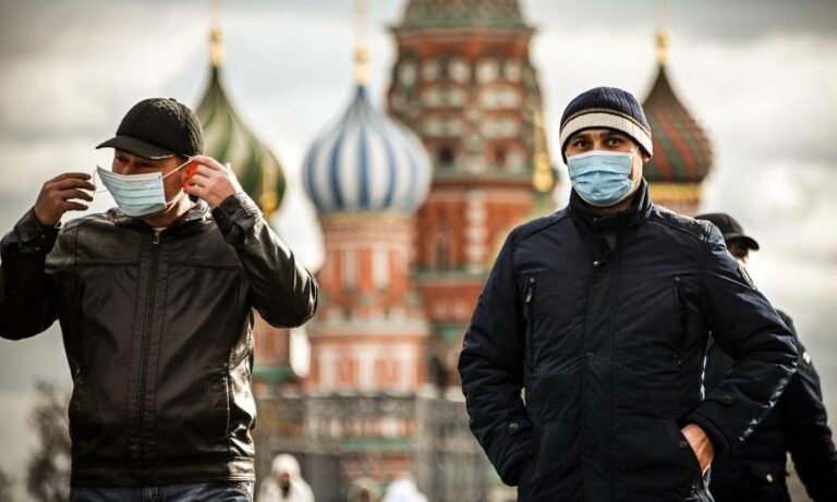 Moscou volta a impor quarentena total diante da quarta onda da pandemia; no Reino Unido, Covid tem novo pico