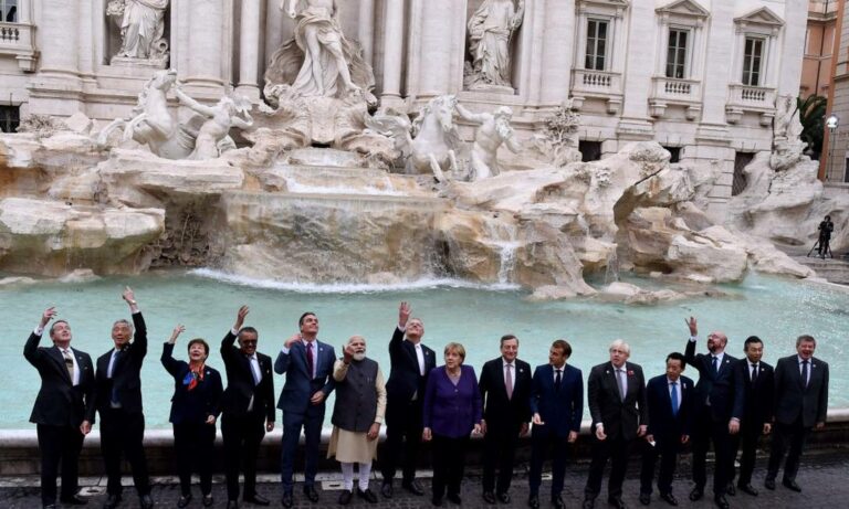 Isolado, Bolsonaro não aparece em foto de líderes do G-20 na famosa Fontana di Trevi