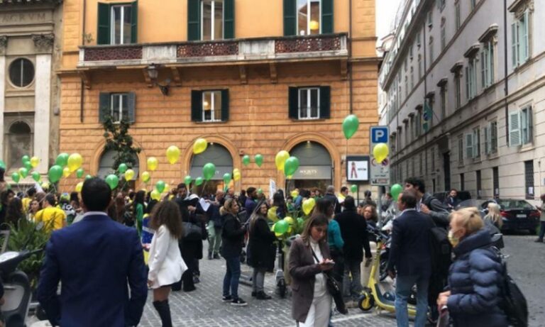 Bolsonaro hostiliza repórteres em Roma, e segurança agride jornalistas