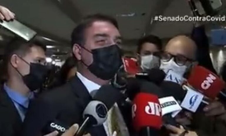 Vídeo: Flávio gargalha ao imitar reação de Bolsonaro sobre acusações da CPI da Covid: ‘Piada de muito mau gosto’