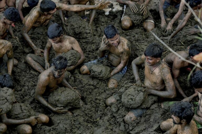 Vídeo: festival hindu na Índia termina com ‘guerra’ de esterco de vaca