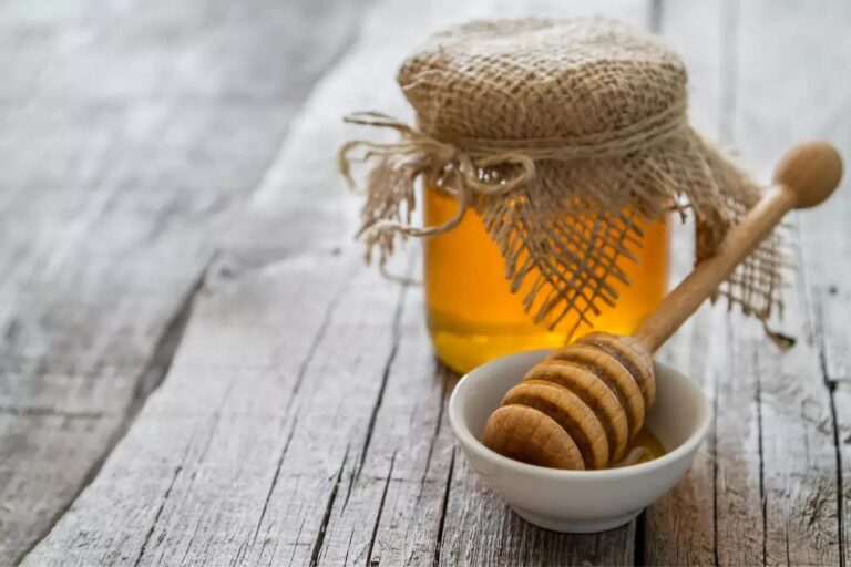 Como saber se o mel é puro antes de comprar: aprenda diferenciar e nunca mais seja enganado