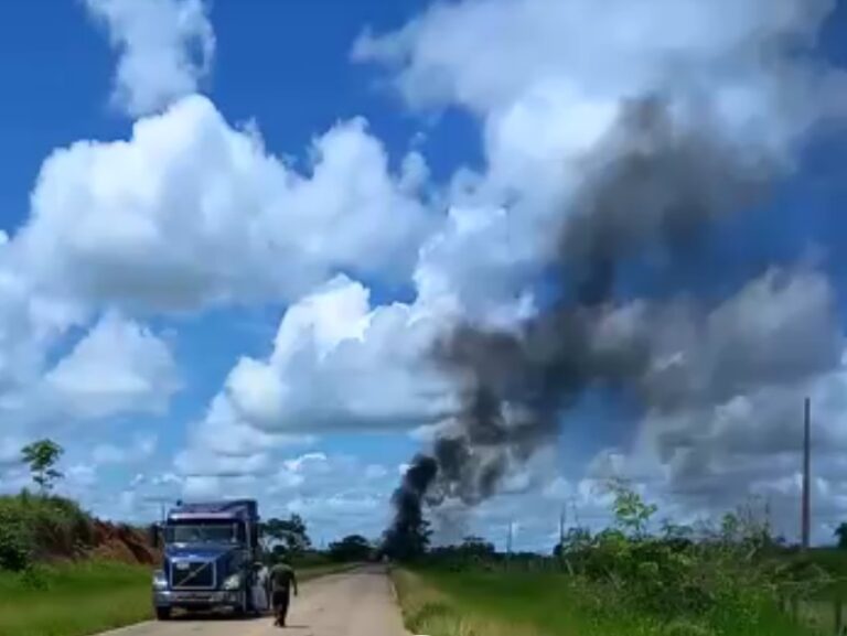 Caminhão tanque incendeia na Estrada do Pacífico e motorista escapa ileso
