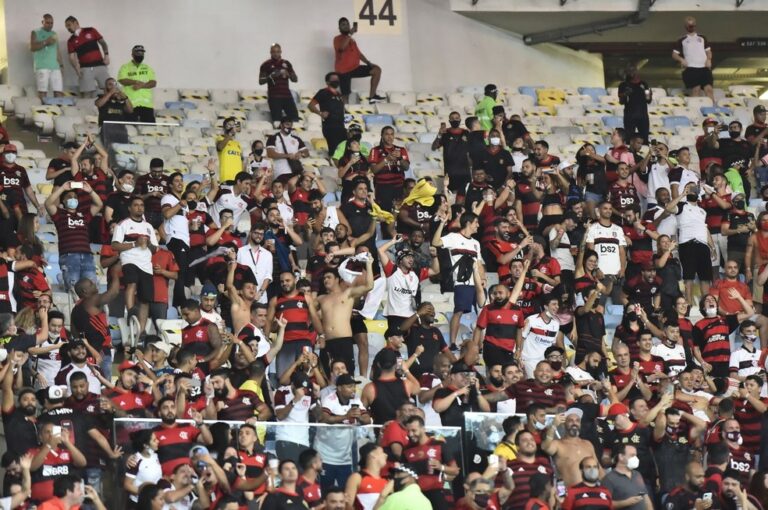 Flamengo é multado em R$ 50 mil por cantos homofóbicos da torcida no jogo contra o Grêmio