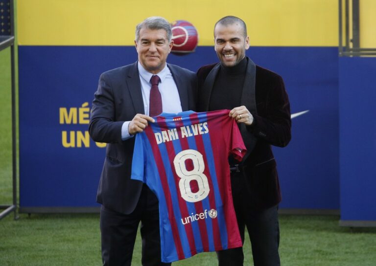 Daniel Alves chega de chinelo para apresentação oficial no Barcelona: “Sentimento indescritível”