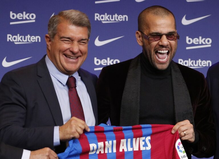 Dani Alves recebe no Barcelona o salário mais baixo permitido pela Liga Espanhola; veja