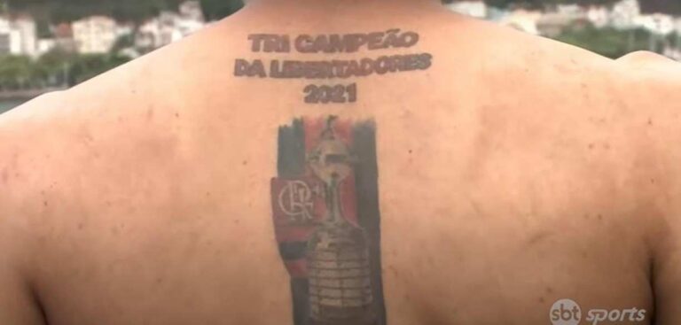 Torcedor do Flamengo tatua o título da Libertadores antes da partida; confira