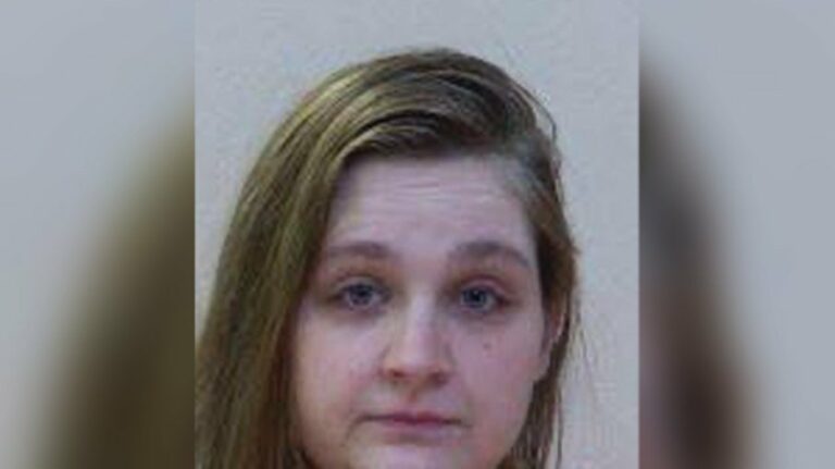 Mulher admite esconder cadáver do próprio bebê nas paredes de casa