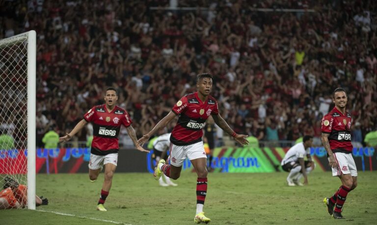 Bruno Henrique garante vitória do Flamengo sobre o Corinthians