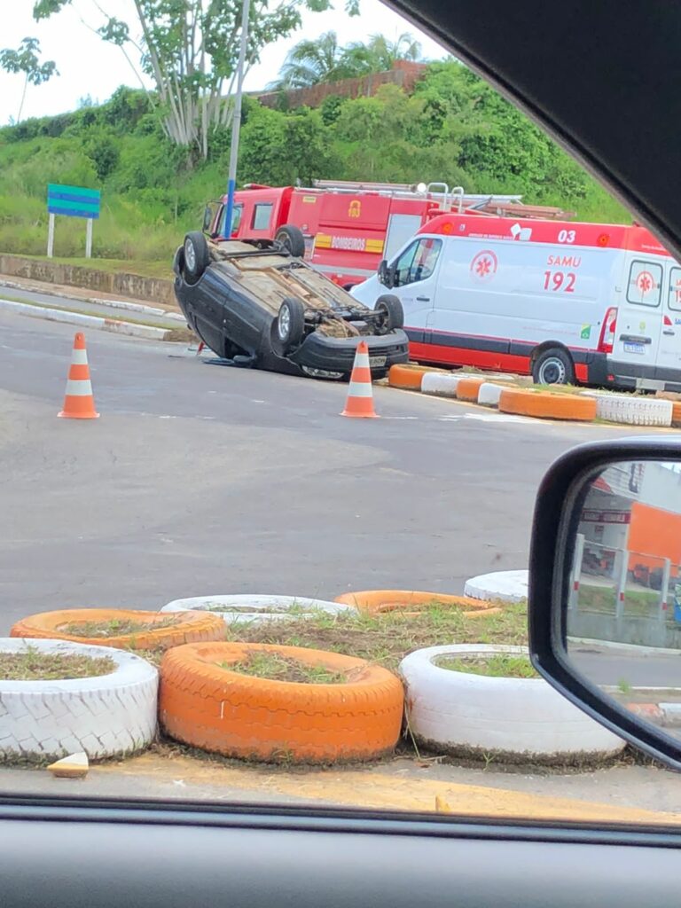 Após batida, carro capota em cruzamento e Bombeiros é acionado para retirar vítimas de ferragens