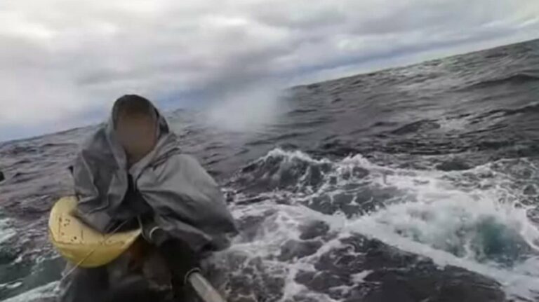 Idoso fica 22 horas sentado em motor de barco naufragado esperando resgate