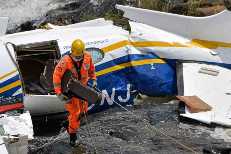 Caderno com músicas inéditas de Marília Mendonça é encontrado em avião que caiu