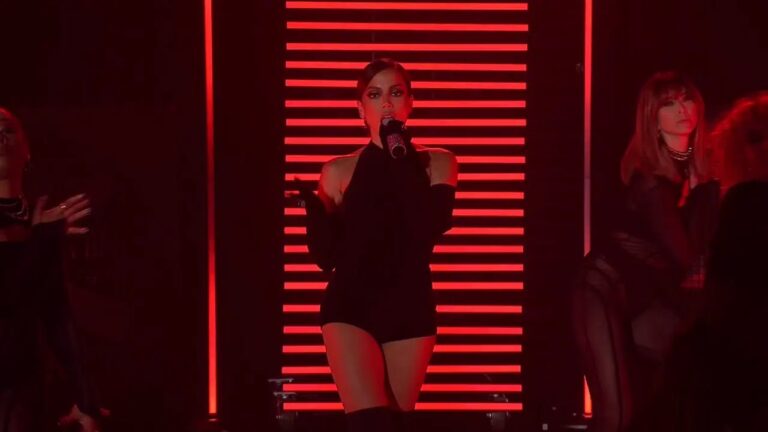 Anitta se apresenta em programa americano e recebe elogios