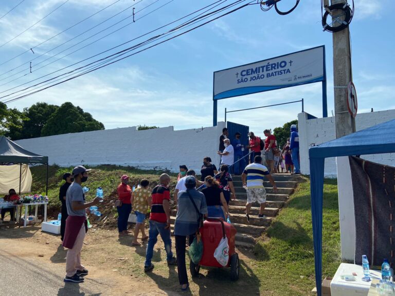 Dia de Finados começa com movimentação intensa em principal cemitério de Rio Branco; veja vídeo e fotos