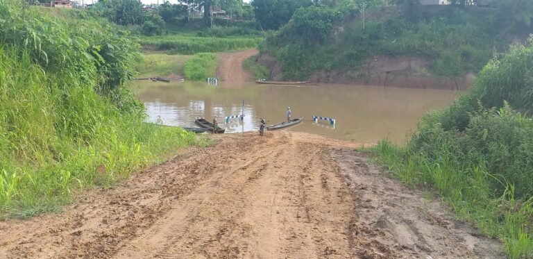 Cheia do caeté cobre ponte construída recentemente pela Prefeitura