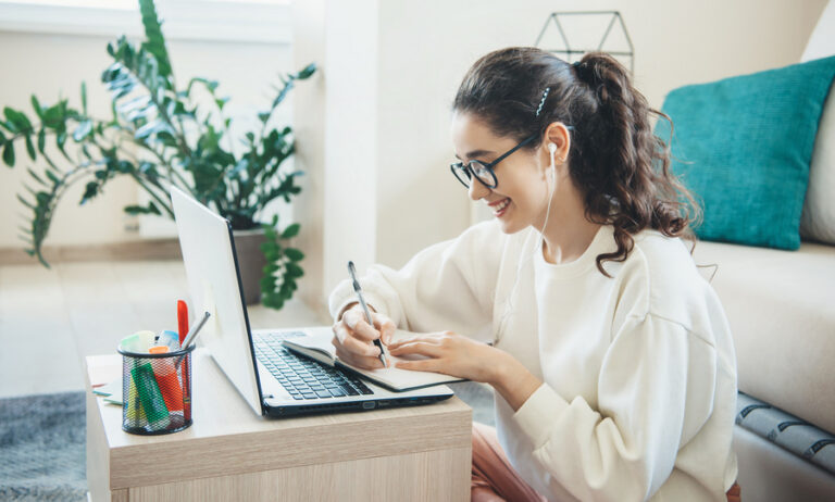 Mudança de carreira e aumento de renda motivaram busca por cursos on-line