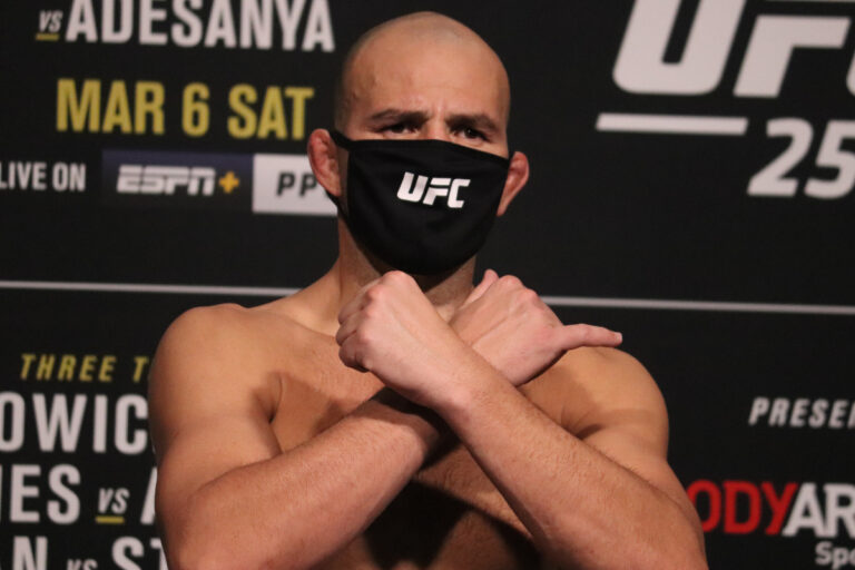 Anderson Silva parabeniza Glover Teixeira após conquista de título do UFC