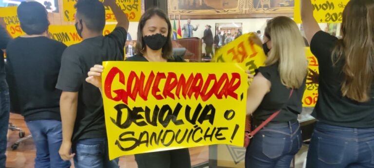 Cadastro de reserva da Polícia Civil cobra convocação e cartaz chama atenção: “Governador, devolva o sanduíche”