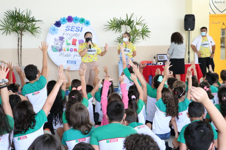 “Sou fã da Escola SESI”, diz mãe de aluna que leu mais de 100 livros