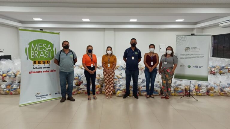 Mesa Brasil Sesc em parceria Global Foodbanking Network entregam cestas básicas