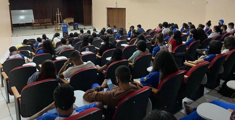 Duarte promove concurso de produção textual em Cruzeiro do Sul