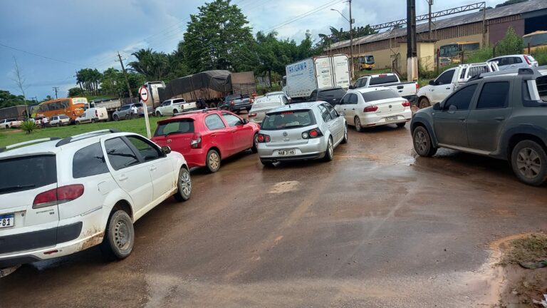 Tráfego na ponte de Sena Madureira é liberado após horas de protesto de familiares de presos