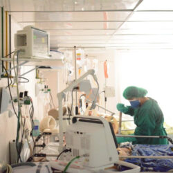 Hospital do Acre tem 100% de ocupação em leitos de UTI, diz Sesacre