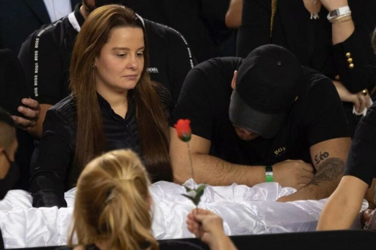 Celebridades aparecem aos prantos durante velório de Marília Mendonça; veja imagens