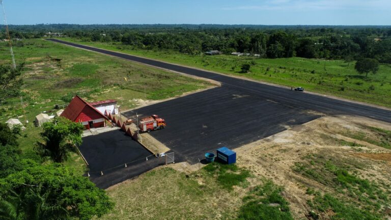 Estado revitaliza aeródromo de Xapuri