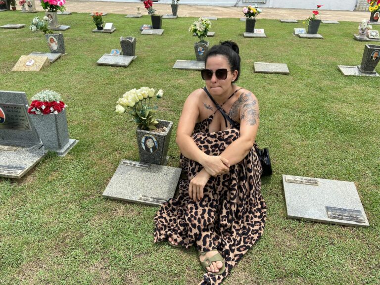 Acreana que perdeu amiga em acidente sem dar ‘último abraço’ visita túmulo por 6 anos no Dia de Finados