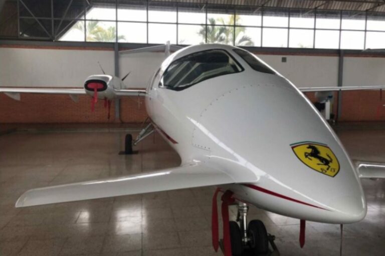 Avião Ferrari que foi de milionário goiano vai a leilão por R$ 13 mi