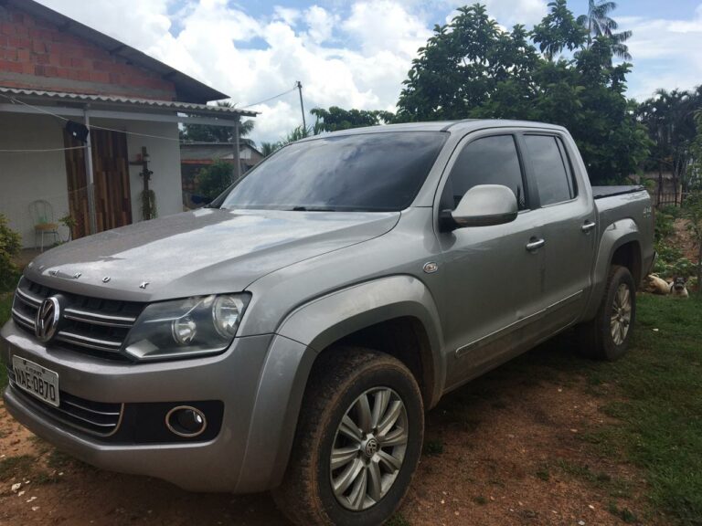 Vendedora tem caminhonete roubada após deixá-la em oficina no Acre; família é feita refém