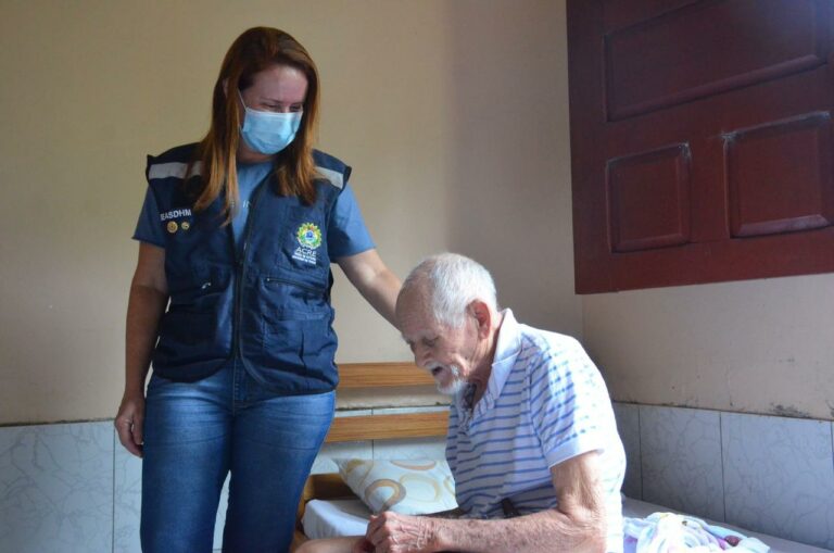 Em Xapuri, governo realiza entrega de cestas básicas e colchões para abrigo