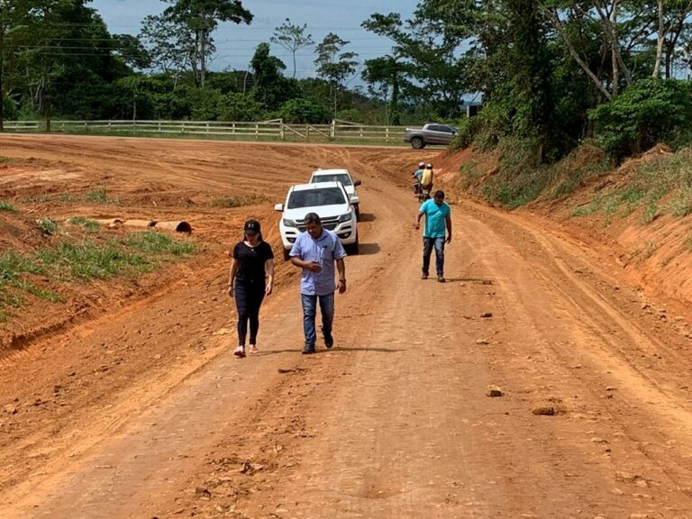 Prefeita Fernanda Hassem vistoria obras no Ramal do Jarinal