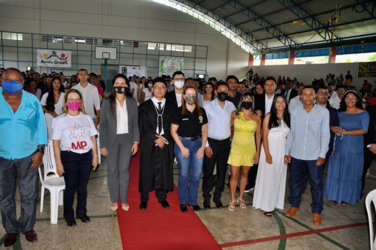 SIM! 101 casais foram oficializados no maior casamento coletivo de Assis Brasil