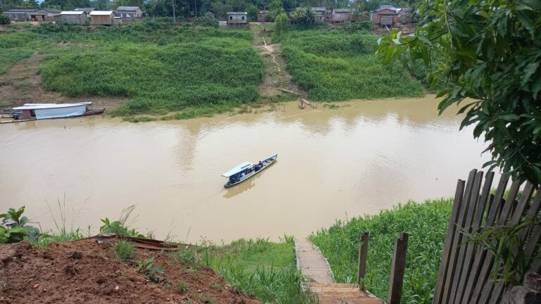 Em Sena Madureira, catraia da Prefeitura é remendada com barro e moradores do 2º Distrito ficam preocupados