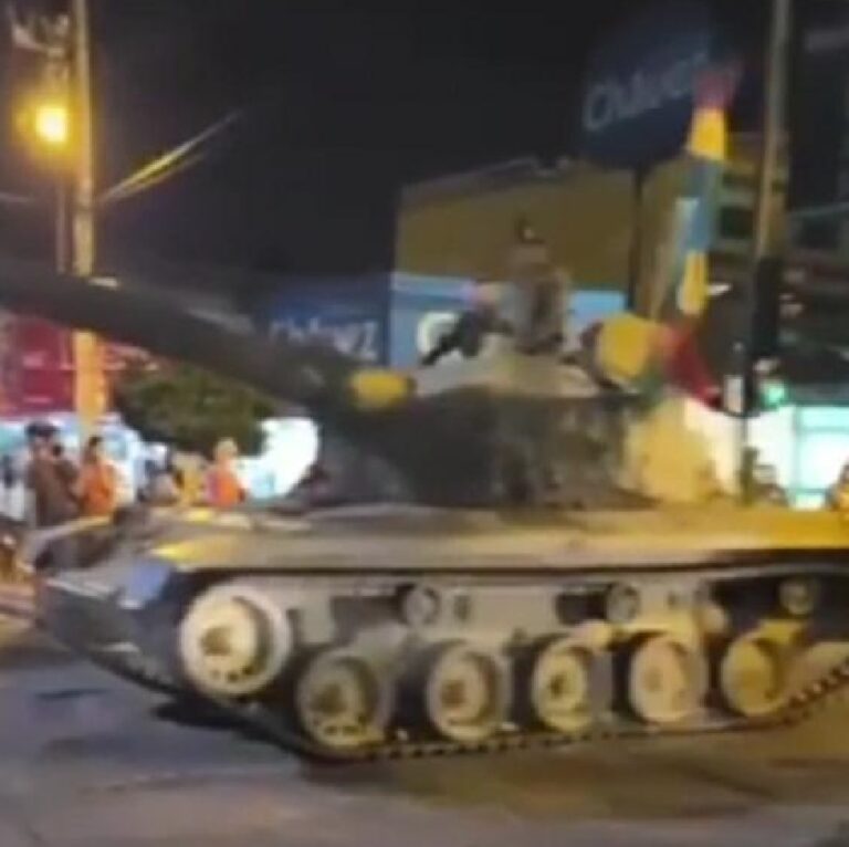 Vídeo: Em meio a protestos, bolivianos registram desfiles de tanque em Santa Cruz de La Sierra