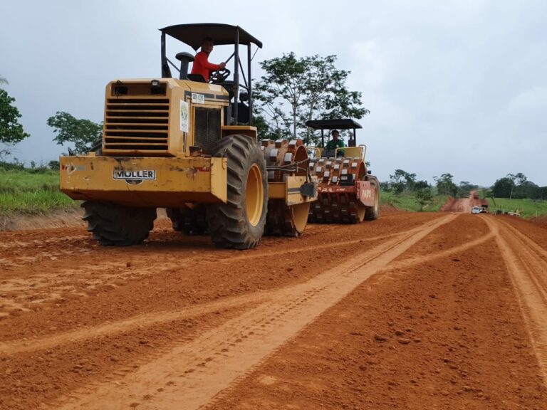 Deracre avança na pavimentação da Estrada Antônio Carlos Miranda, em Xapuri