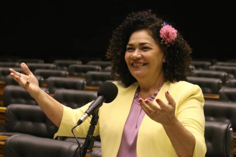 Deputada acreana homenageia comunidade Ayausqueira na Câmara Federal