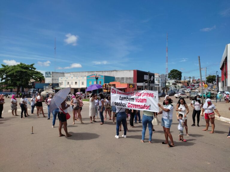 Denunciando maus-tratos e violência contra presos, familiares param o trânsito de Rio Branco pedindo volta de visitas