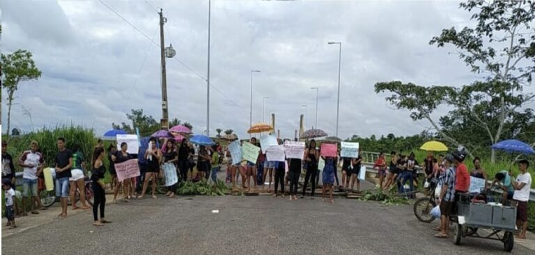 Em Feijó, familiares de detentos interditam ponte e cobram visitação no presídio local