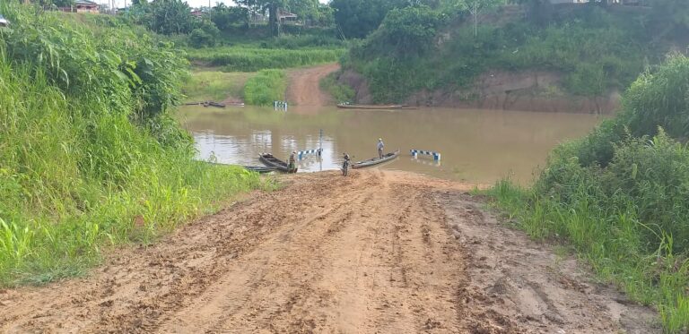 Cheia do Rio Caeté cobre ponte construída recentemente pela Prefeitura de Sena Madureira