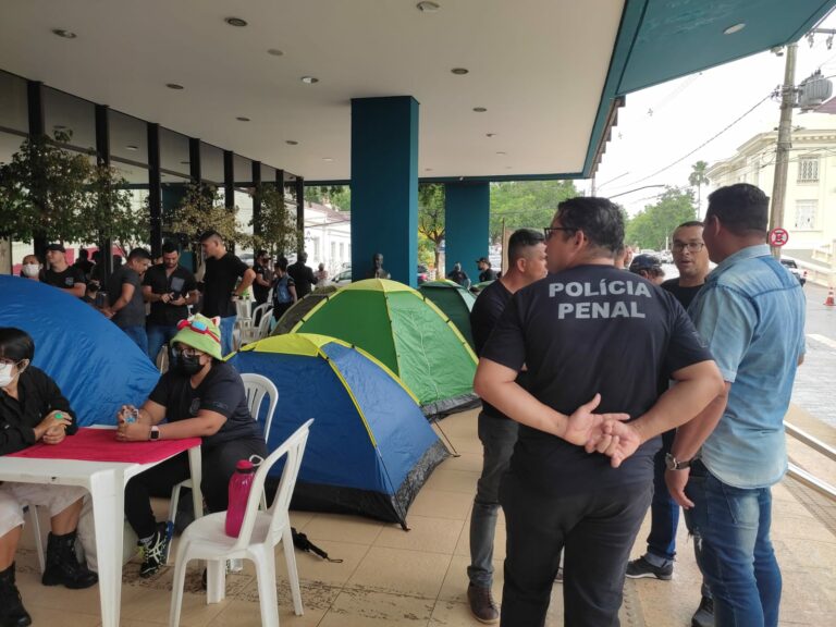 “Queremos uma polícia forte e que combata o crime”: Policiais penais acampam em frente à Aleac