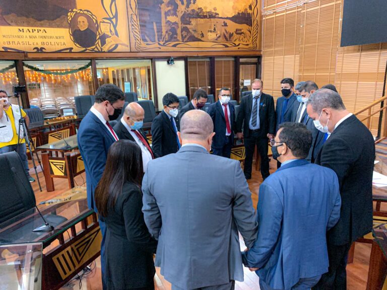 Sessão na Aleac é iniciada com oração por recuperação de Whendy Lima