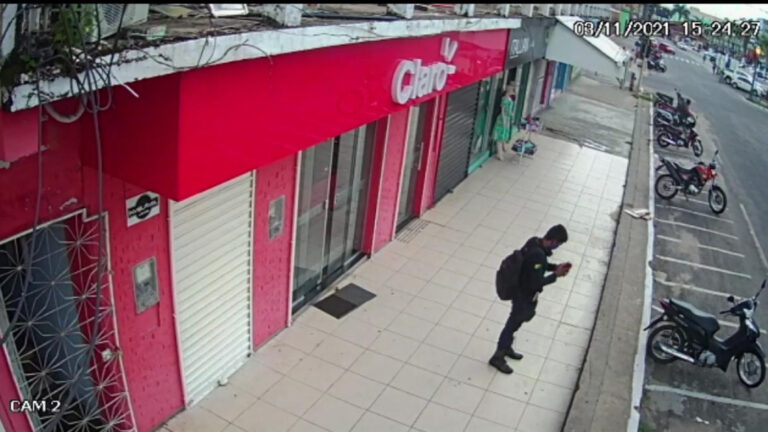 Bandido armado, usando roupa preta e cassetete assalta loja da Claro no centro; vídeo