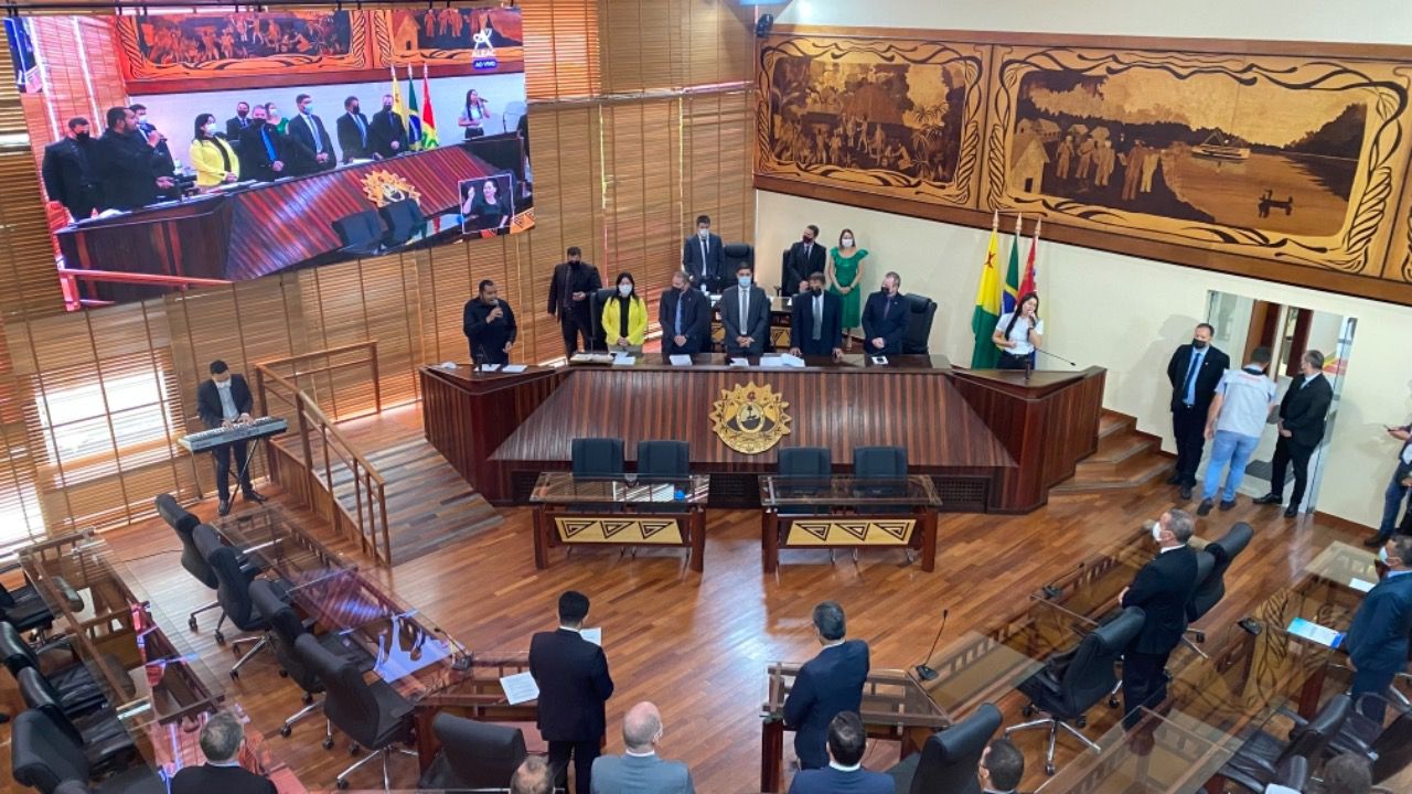 Deputado ‘puxa orelha’ de colegas que esvaziam sessão na Aleac