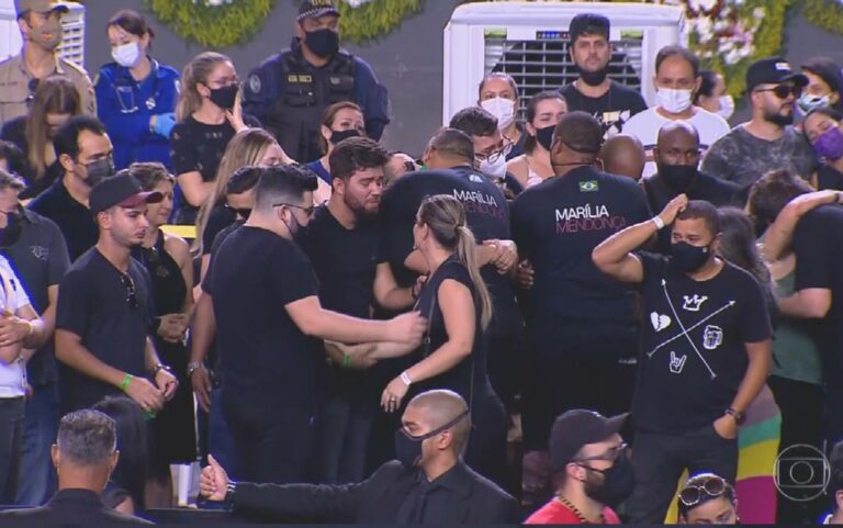 AO VIVO: Fãs, amigos e familiares se despedem de Marília Mendonça em ginásio em Goiânia