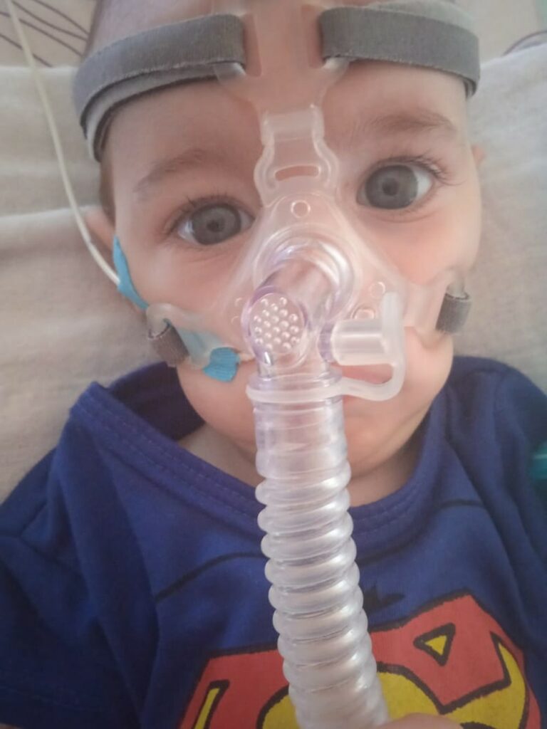 Bebê que tomou remédio mais caro do mundo tem reabilitação longa pela frente, e mãe sonha: ‘ver ele jogar bola’